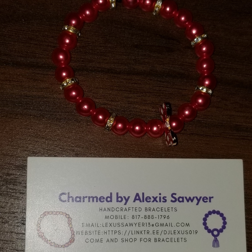 Pearl beaded bracelet with a charm 8mm (red)